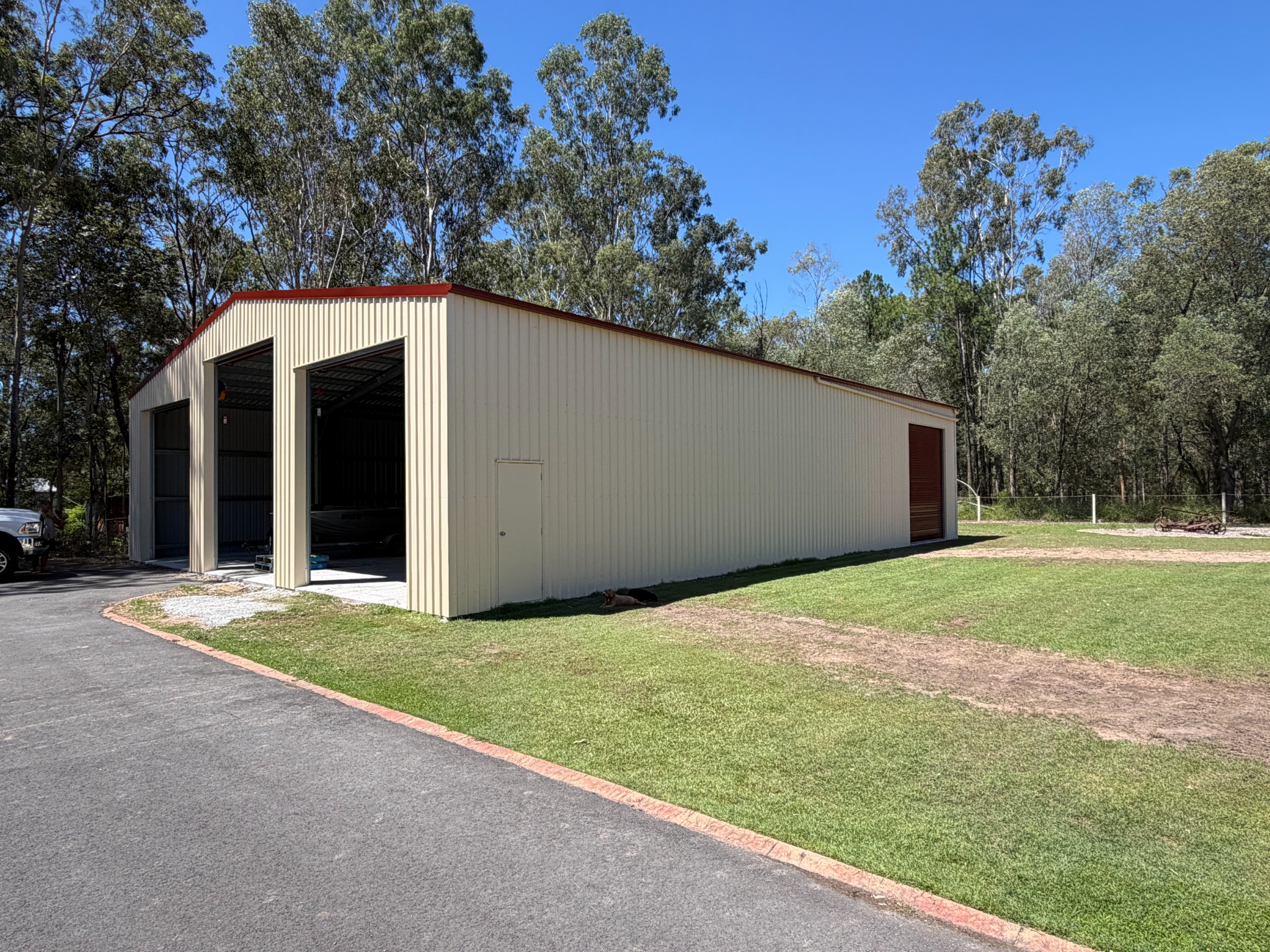 Tall-bay steel workshop suitable for large vehicle storage